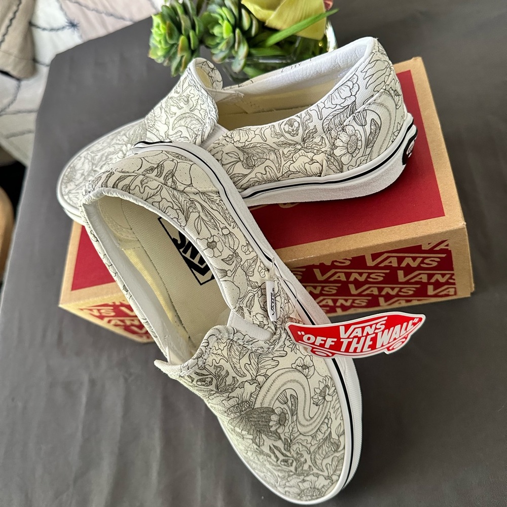 New in box !
Color - marshmallow 
Design- desert skulls
